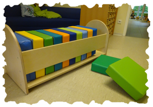 Eine Sitzkissenbank 2